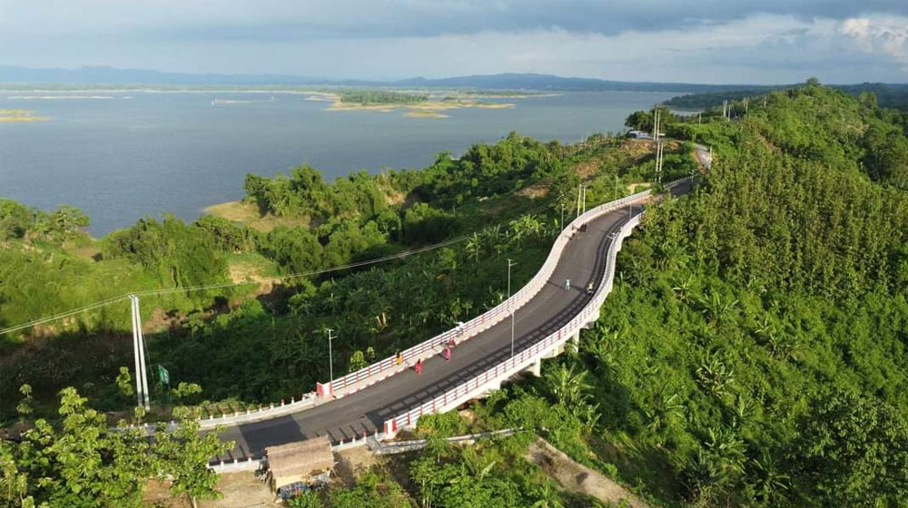 কাপ্তাই হ্রদের ধারে রাঙামাটির নয়নাভিরাম সড়ক