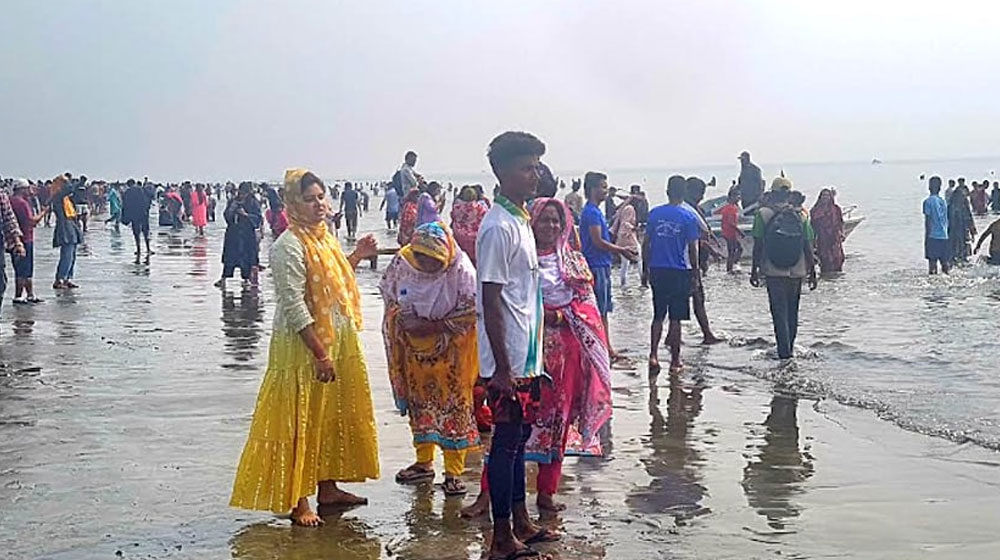 শীতের শেষ লগ্নে পর্যটকের ঢল কুয়াকাটায়