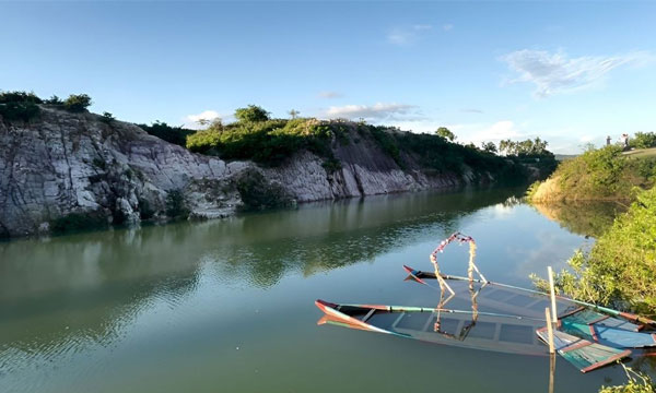হাওর সাদা মাটির পাহাড়ে যে কারণে পর্যটন সম্ভাবনা নষ্ট হচ্ছে