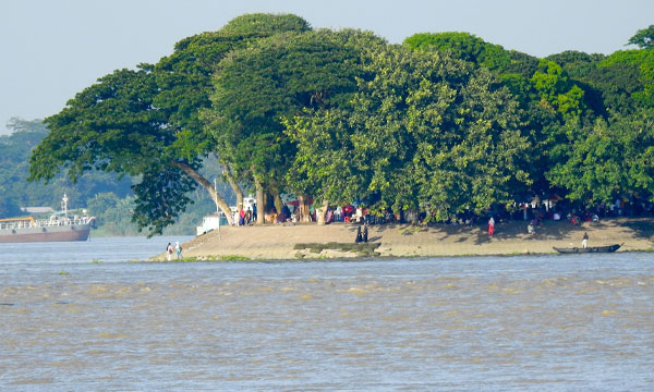 ভ্রমণপিপাসুদের টানছে চাঁদপুরের তিন নদীর মিলনস্থল