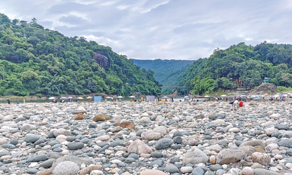 কম ভিড়ে উপভোগ করুন জাফলংয়ের সৌন্দর্য