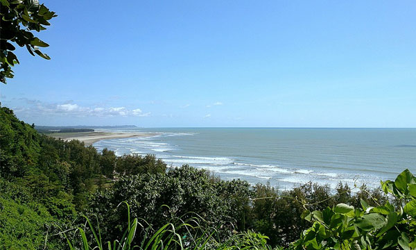 কক্সবাজারে তাপদাহে হিমছড়ি এখন স্বস্তির ঠিকানা