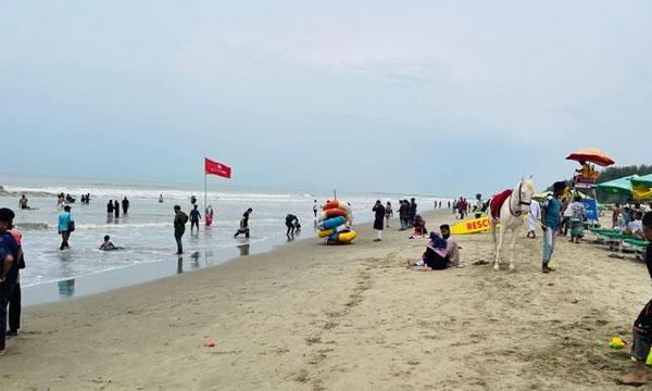 উত্তাল সাগর দেখতে কক্সবাজারে পর্যটকদের ভিড়