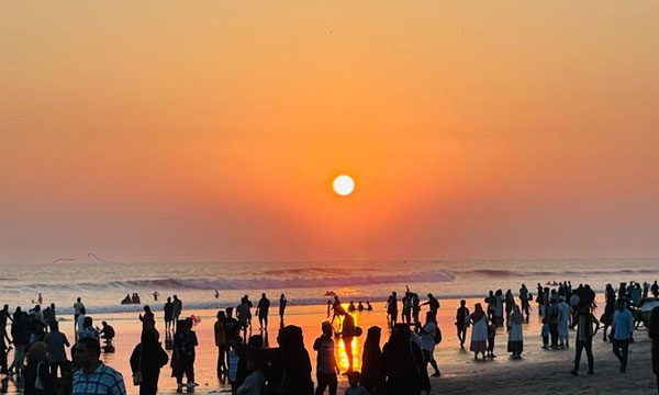মনোমুগ্ধকর সূর্যাস্তে মুখর কক্সবাজার সমুদ্রসৈকত