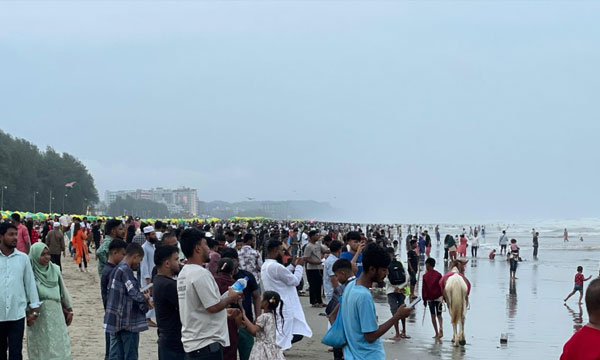 মেঘলা আকাশ আর উত্তাল সাগরে মুখর কক্সবাজার সৈকত