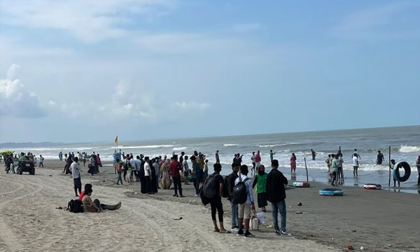 সপ্তাহান্তে কক্সবাজারে পর্যটকদের ভিড়