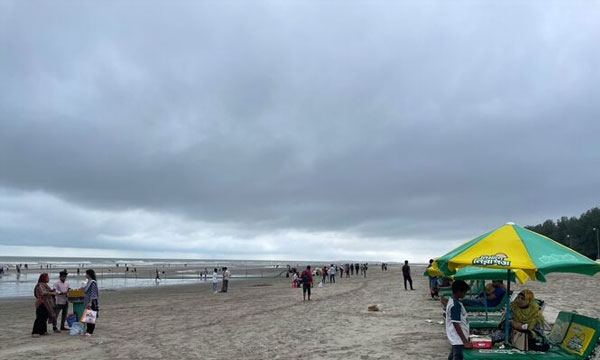 বৃষ্টি আর উত্তাল ঢেউয়ের টানে কক্সবাজারে পর্যটকদের ভিড়