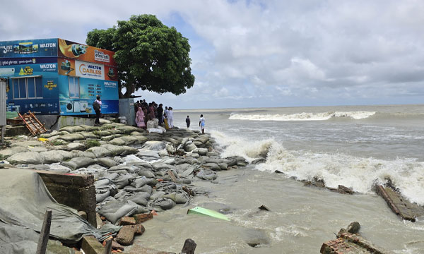 ​কুয়াকাটায় সৈকতের ভয়াবহ ভাঙন