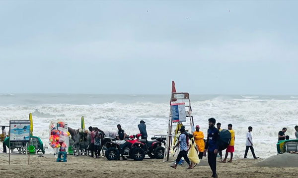 উত্তাল সাগরেও কক্সবাজারে পর্যটকের ভিড়