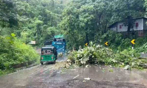 পাহাড়ি ঢলে নাফাখুমে আটকা ৮৭ পর্যটক ও গাইড