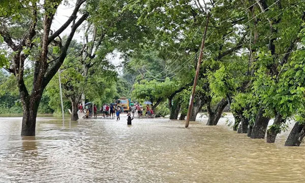 বিদ্যুৎহীন সাজেকে আটকা ৬০০ পর্যটক, বন্ধ সড়ক যোগাযোগ