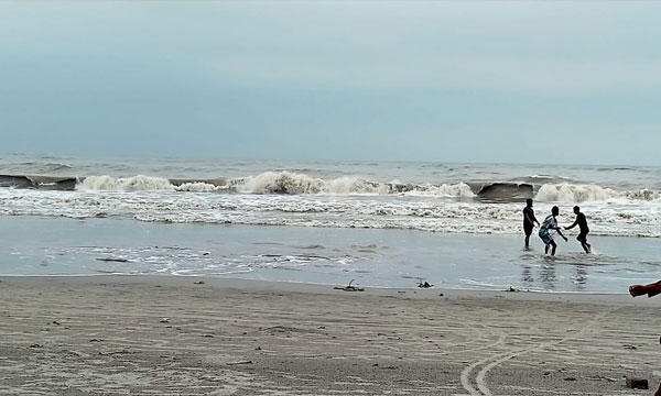 পর্যটক সংকটে ধুঁকছে সাগরকন্যা কুয়াকাটা