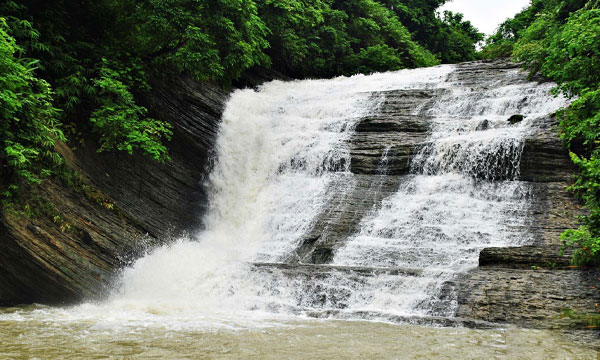 বর্ষায় সীতাকুণ্ডের কমলদহ ট্রেইল, এক পথেই মিলবে একাধিক ঝরনার সৌন্দর্য