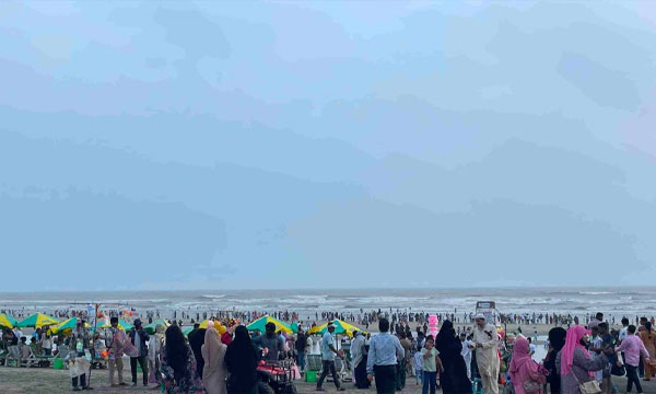 সপ্তাহান্তে কক্সবাজার সৈকতে ফিরল পর্যটকের ঢল