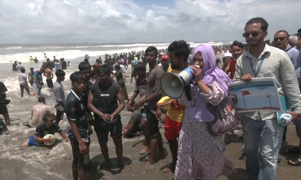 উত্তাল সাগরে পর্যটকের ঢল, নিরাপত্তায় সতর্ক লাইফগার্ড
