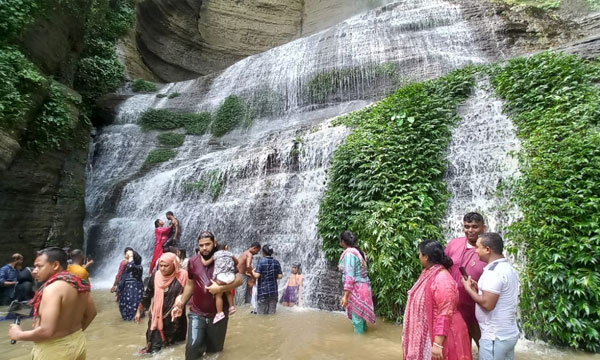 শ্রাবণে নবরূপে সুবলং ঝর্ণা, ছুটছেন হাজারো পর্যটক