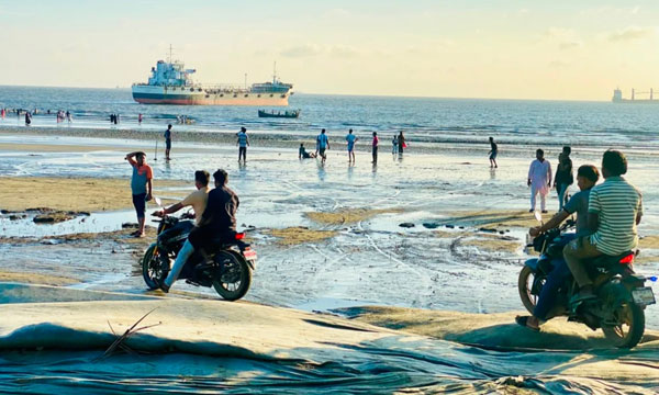 পারকি সৈকতে পার্কিং ফি, ক্ষুব্ধ পর্যটকেরা