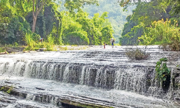 দুর্গম পাহাড়ে লুকিয়ে থাকা রাইক্ষং ঝরনা