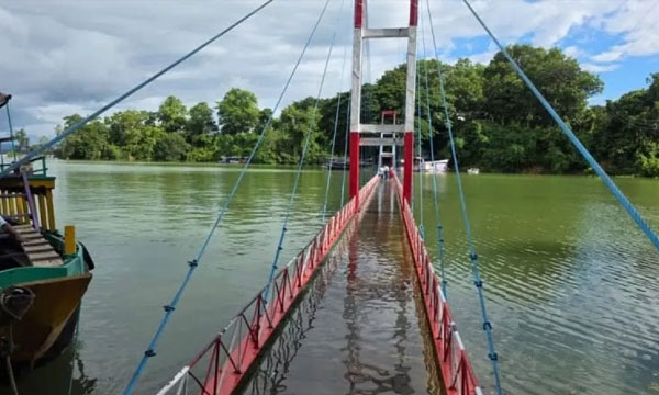 রাঙামাটির ঝুলন্ত সেতু পানিতে তলিয়ে যাওয়ায় পর্যটক চলাচলে নিষেধাজ্ঞা