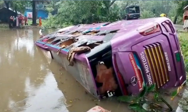 কুয়াকাটায় ভ্রমণের পথে পুকুরে পর্যটকবাহী স্লিপার বাস, আহত অন্তত ১৩