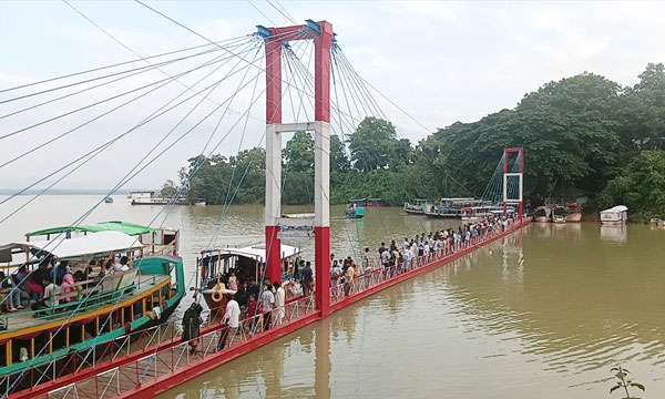 ৬ দিন পর পানির ওপর রাঙামাটির ঝুলন্ত সেতু, পর্যটকদের ভিড়