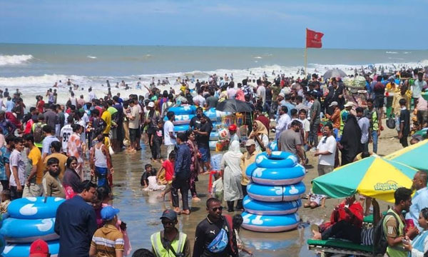 সাপ্তাহিক ছুটিতে পর্যটকের ঢলে মুখর কক্সবাজার সৈকত