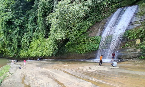 শরতের নীল আকাশে হাতছানি দিচ্ছে খাগড়াছড়ির রিছাং ঝর্ণা
