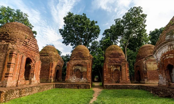 ২ হাজার টাকার মধ্যেই ঘুরে আসা যায় ১১ শিব মন্দির