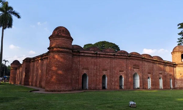 ছয় শতাব্দীর ইতিহাস নিয়ে দাঁড়িয়ে ষাটগম্বুজ মসজিদ