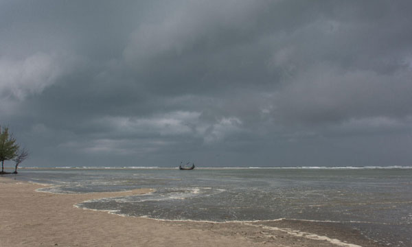 নিম্নচাপ দুর্বল হলেও বহাল ৩ নম্বর সতর্ক সংকেত