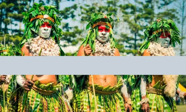 পাতা, ছাল ও ঘাসে তৈরি পোশাক পরেন যে অঞ্চলের মানুষ