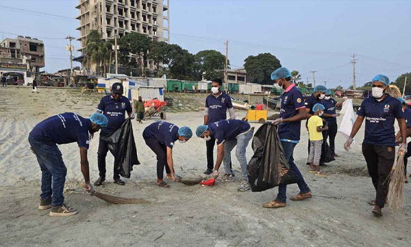 কুয়াকাটা সৈকত পরিচ্ছন্নতায় ৫০ স্বেচ্ছাসেবক