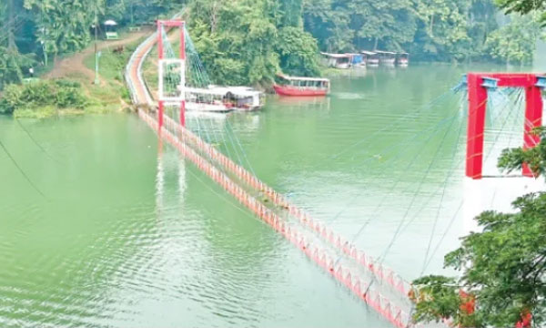 এক মাস ধরে পানির নিচে রাঙামাটির ঝুলন্ত সেতু