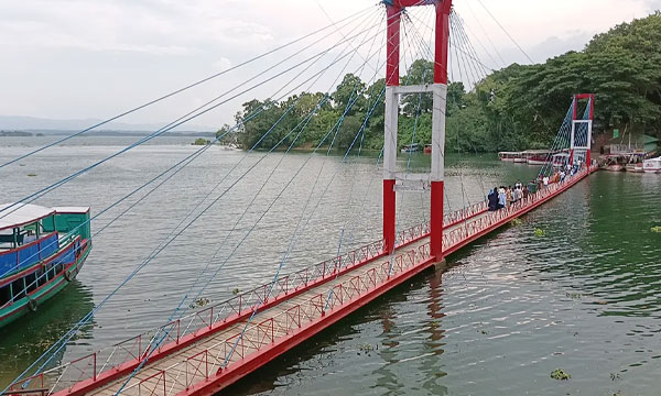 এক মাস পর পর্যটকদের জন্য খুলল রাঙামাটির ঝুলন্ত সেতু