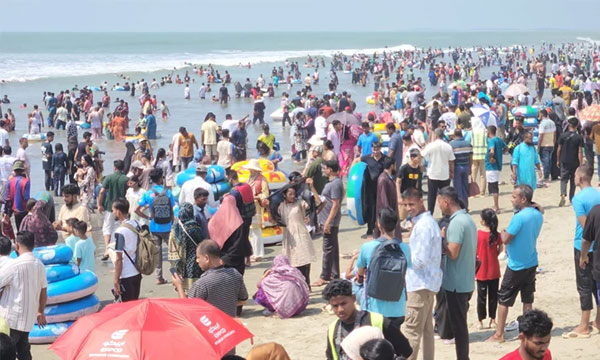 পূজার ছুটির আগেই কক্সবাজারে পর্যটকের ঢল
