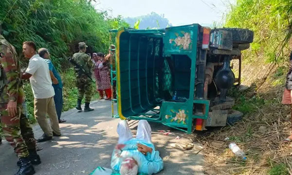 সাজেকে পর্যটকবাহী জিপ উল্টে আহত ৭, দুজনের অবস্থা গুরুতর