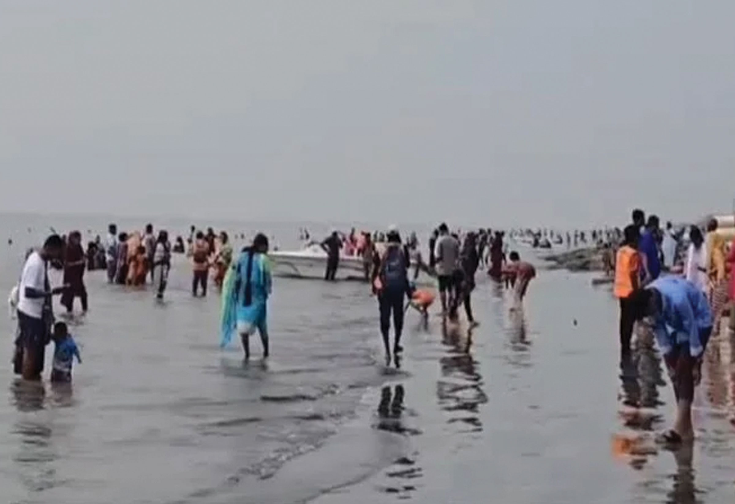 পূজার ছুটি ও কার্নিভাল ঘিরে পর্যটকে মুখর কুয়াকাটা