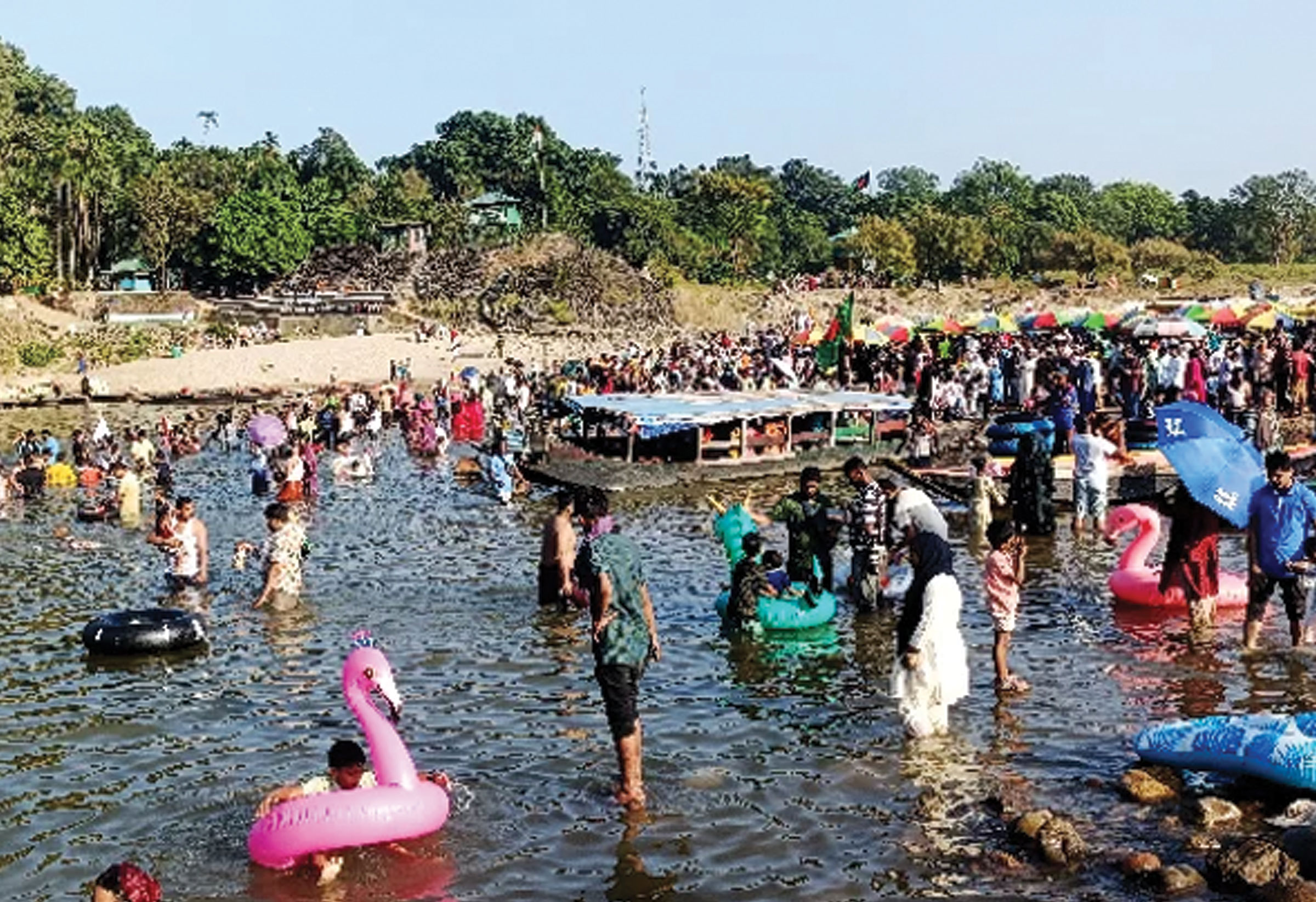 ছুটিতে পর্যটকের ভিড়ে মুখর সিলেটের জাফলং ও বিছনাকান্দি