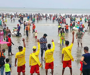 কক্সবাজার সৈকতে লাইফগার্ড সেবা থাকছে আরও তিন মাস