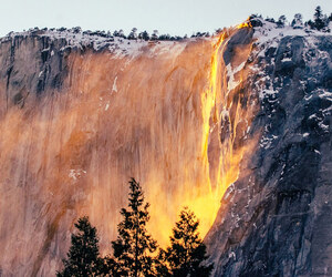 যুক্তরাষ্ট্রে ফেব্রুয়ারিতে দেখা যায় আগুনঝরা জলপ্রপাত