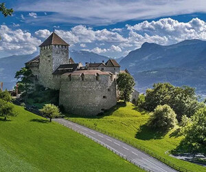 কয়েক ঘণ্টা হঁটলেই পুরো দেশ ভ্রমণ শেষ?  