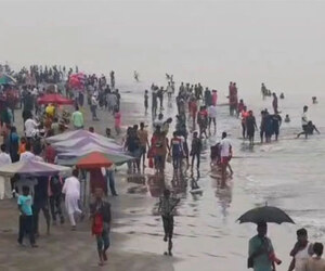 কুয়াকাটায় পর্যটকদের ঢল