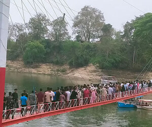 ঝুলন্ত সেতুতে উপচে পড়া ভিড়