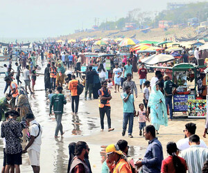 ঈদের চতুর্থ দিনেও কুয়াকাটায় জমজমাট পর্যটন