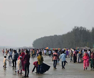 পর্যটকের ভিড়ে মুখর বাঁশখালীর বেলাভূমি