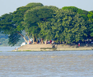 ভ্রমণপিপাসুদের টানছে চাঁদপুরের তিন নদীর মিলনস্থল