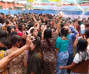 জলকেলিতে মুখর কক্সবাজার, সাংগ্রাইনে রঙিন রাখাইন পল্লি