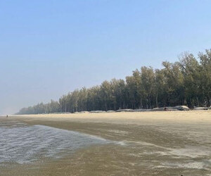 কক্সবাজারে নিরিবিলি কবিতা চত্বর বিচ