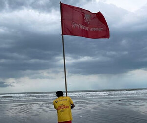 উত্তাল কক্সবাজার সৈকতে পর্যটকদের সতর্কবার্তা