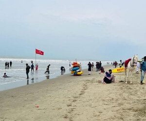 উত্তাল সাগর দেখতে কক্সবাজারে পর্যটকদের ভিড়